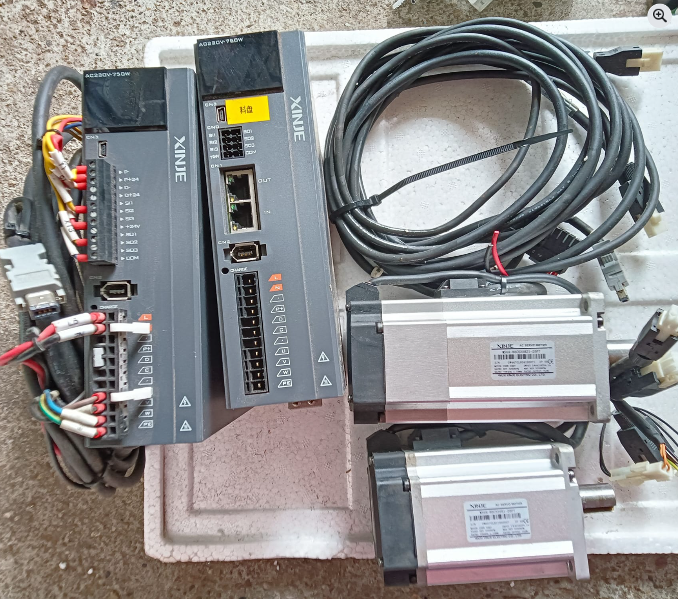 nhân viên catec đang Sửa Chữa AC Servo Hư Động Cơ