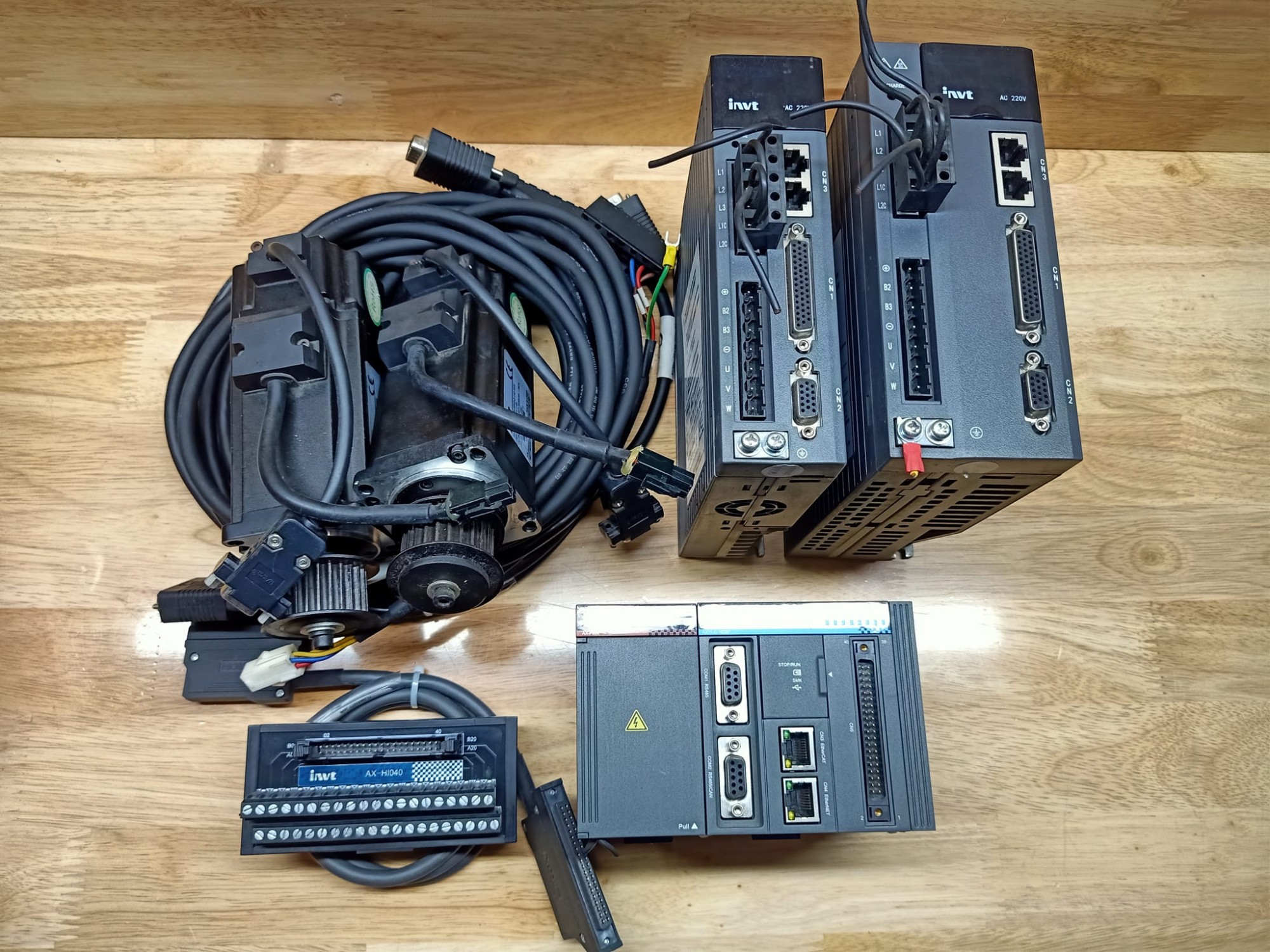 nhân viên catec đang sửa servo panasonic