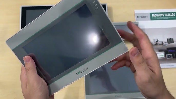 nhân viên catec đang sửa chữa màn hình hmi wecon